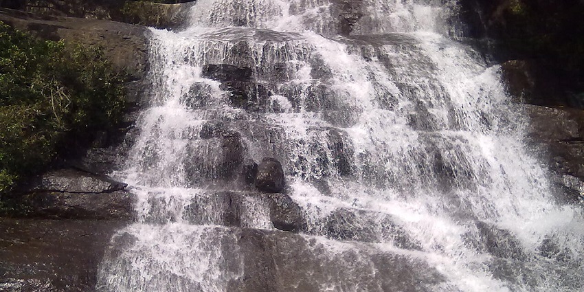 A picture of Chinna Suruli Falls, with a scenic view.