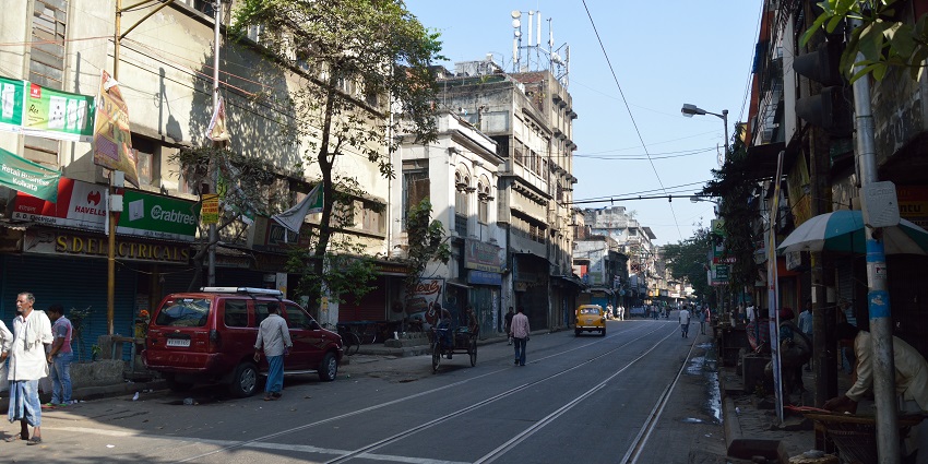 An image with the evening view of Chitpur road, one of the oldest streets in Kolkata