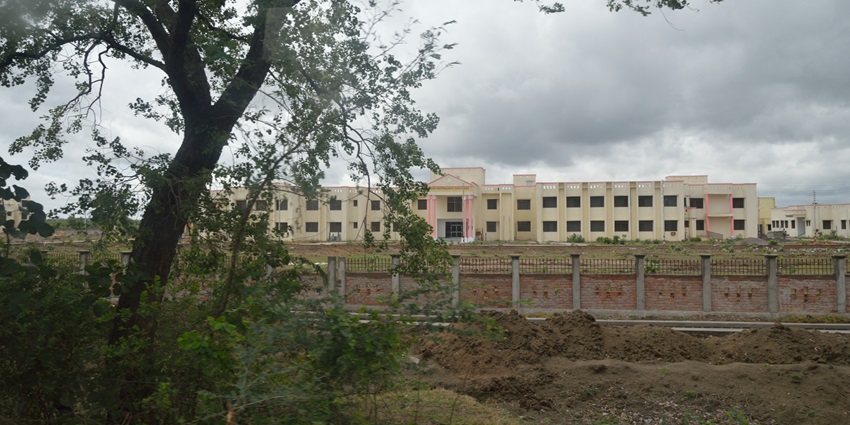 A picture of Chitrakoot Hills–a sacred site with lush greenery and sacred temples.