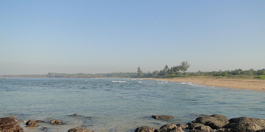 A serene picture of Chivla Beach, one of the places for scuba diving in Maharashtra