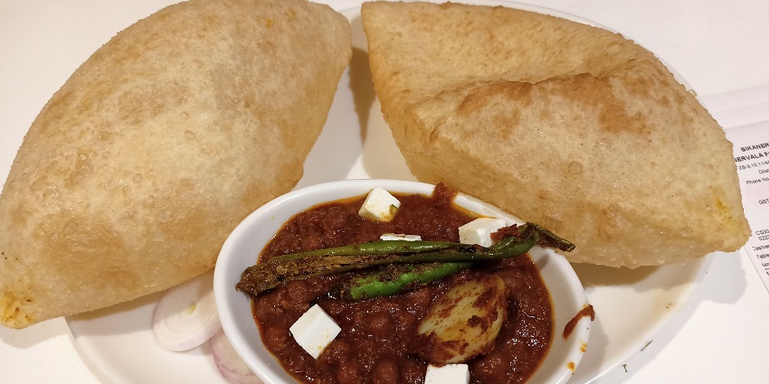 A picture of mouth-watering Chole Bhature, one of the best foods in Allahabad