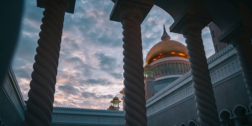 A picture of Choti Chawni, a peaceful ashram in Ayodhya, which offers spiritual retreats.