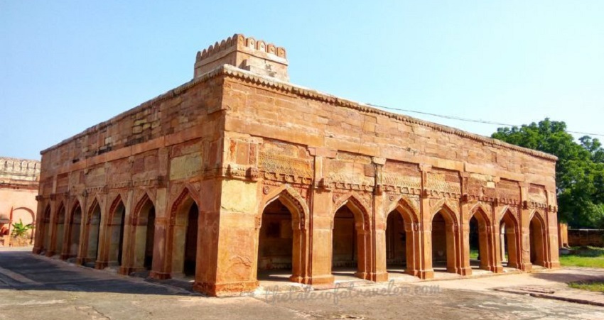 A side view of the Chunar Fort located near Agori Fort for travellers to explore.