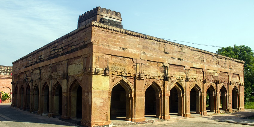 An image of Chunar fort on a hill dominant, one of the best places to visit in Mirzapur.