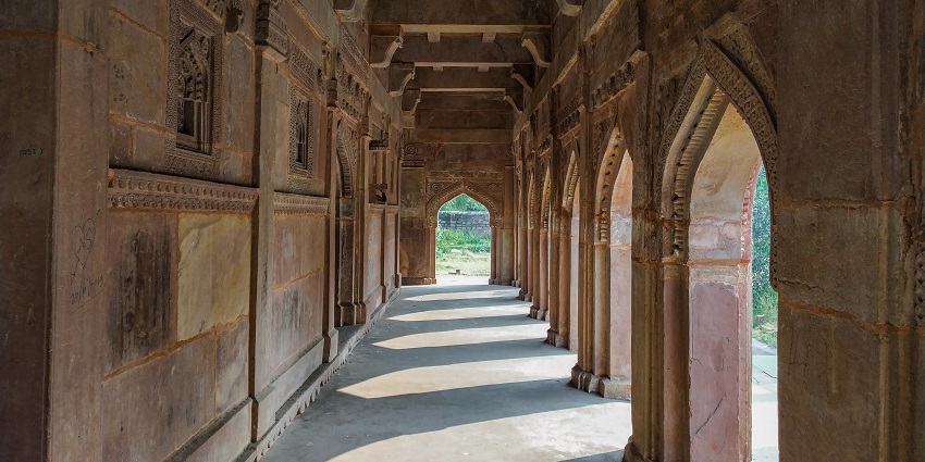 A panoramic view of Chunar Fort, showcasing its architecture and surrounding landscape.