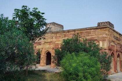 An exterior view of the historical fort in Mirzapur with ancient architecture.