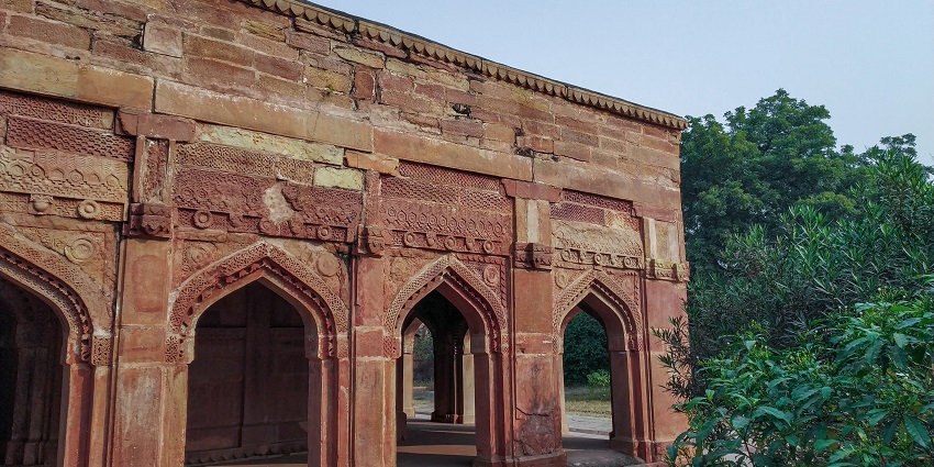 A beautiful view and a deep history make it one of the unique forts in Uttar Pradesh.
