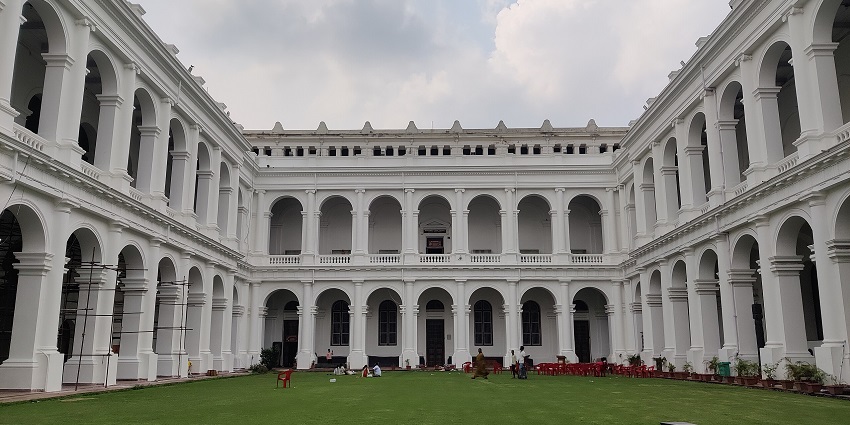 A picture of the scenic building of a museum in Kolkata with a lush green garden in front