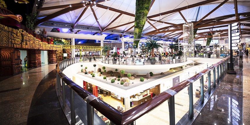 The biggest shopping malls in Pondicherry feature restaurants, shops, and entertainment facilities.