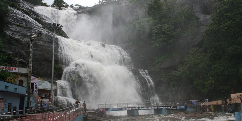 A picture of the Courtallam waterfall, an ideal spot for nature lovers