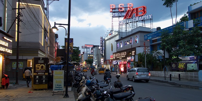 Cross Cut Street is one of the best places for shopping in Coimbatore for travellers.