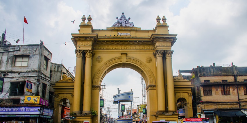 A glimpse of the iconic Curzon Gate, one of the top places to visit in Bardhaman.