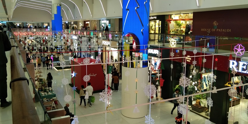 An image of a bustling mall filled with shoppers, among the best places to visit near Noida.