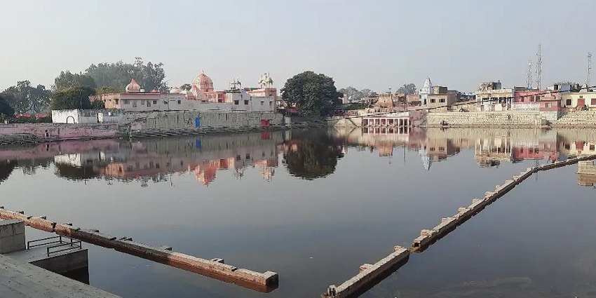 An image of the Dadichi Kund reflects the surroundings in Naimisharanya.