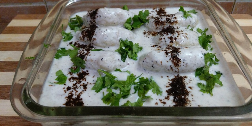 Tasty Dahi Bhalla served with tangy chutney in Delhi offering a unique flavour.