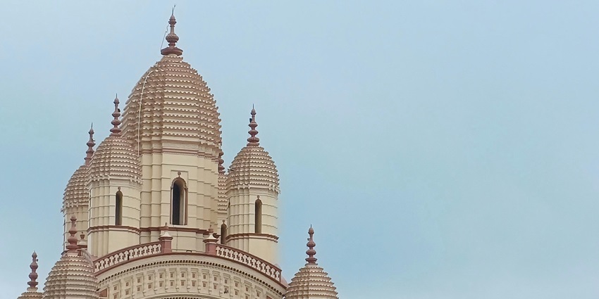 Dakshineswar Temple, one of the places to visit in Kolkata with family is near Hooghly river.