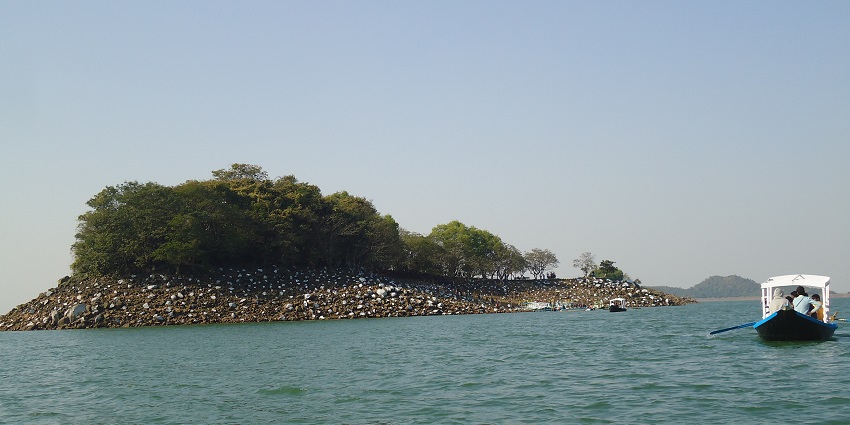 Damodar River is a picture-perfect destination and one of the serene tourist attractions.