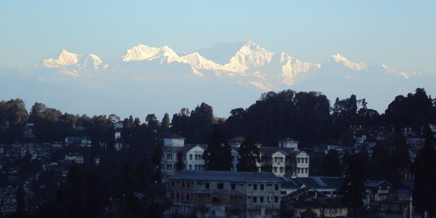Darjeeling’s scenic hills – a must-see in the places to visit in West Bengal.