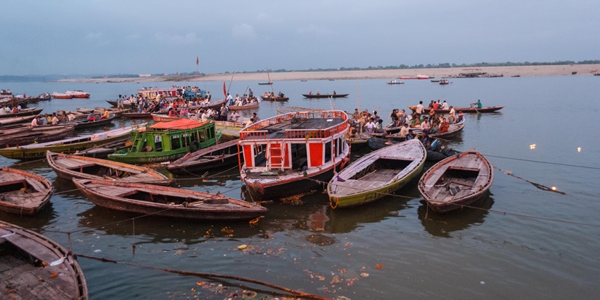 An image of Dashashwamedh Ghat, one of the must-see places to visit near Varanasi.