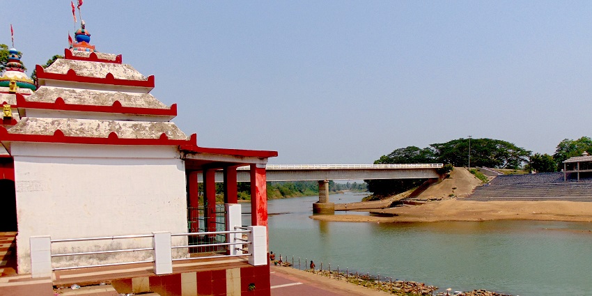 A view of Dasaswamedh Ghat, a famous place near Funtasia Waterpark with steps leading to the Ganga.