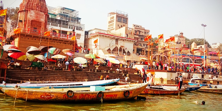 A picture of the lively Dashashwamedh Ghat, a prominent tourist attraction in Kashi.