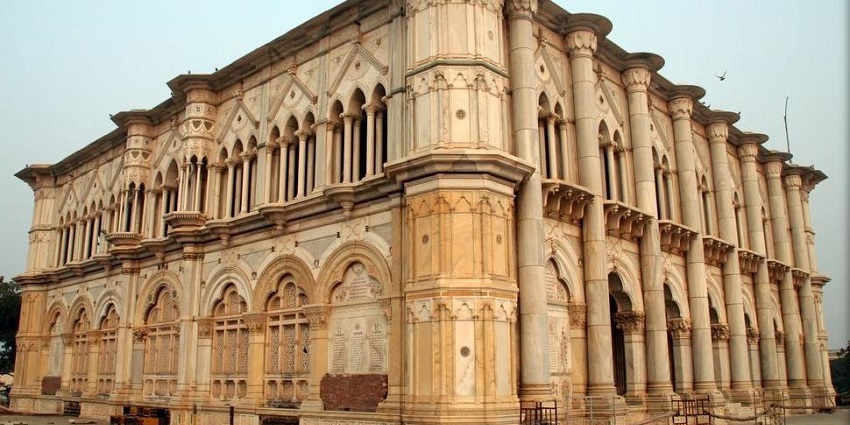 Dive into the philosophies of Radhasoami at Dayalbagh Museum in Agra.