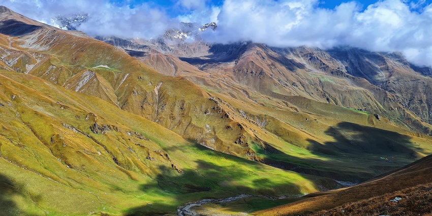 Trekking places in Mussoorie through vast alpine meadows and mountain vistas.