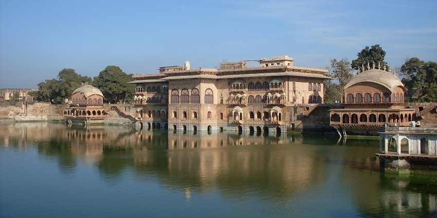 A picture of elegant gardens and fountains of Deeg Palace, a picturesque site.