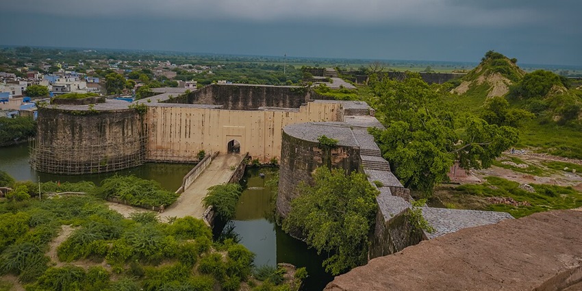 Cosy vibes inside the Deeg Fort, among historical places near Agra for weekend.