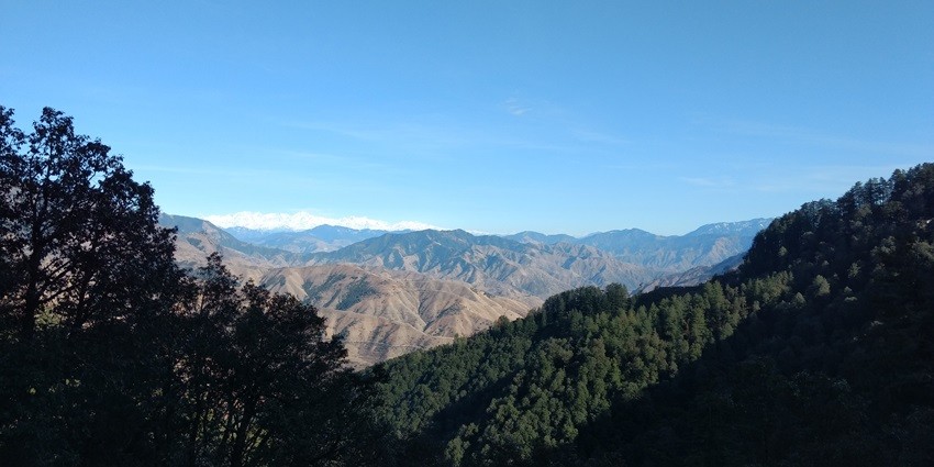 An image showing snow-covered peaks in Dehradun, showcasing places to see near Rishikesh.