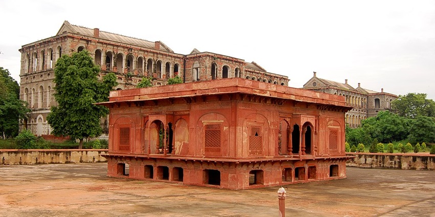 Exploring Red Fort in Delhi is one of the best experiences for any traveller.