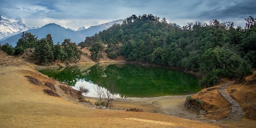 Chopta trekking offers beautiful trek to a serene lake surrounded by mountains.
