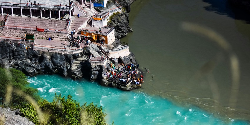 A view of Devprayag featuring the confluence of rivers Alaknanda and Bhagirathi.