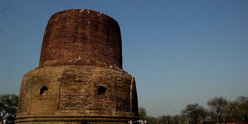 An image of Dhamek Stupa in Sarnath, a top tourist attraction near the Virtual Experimental Museum.
