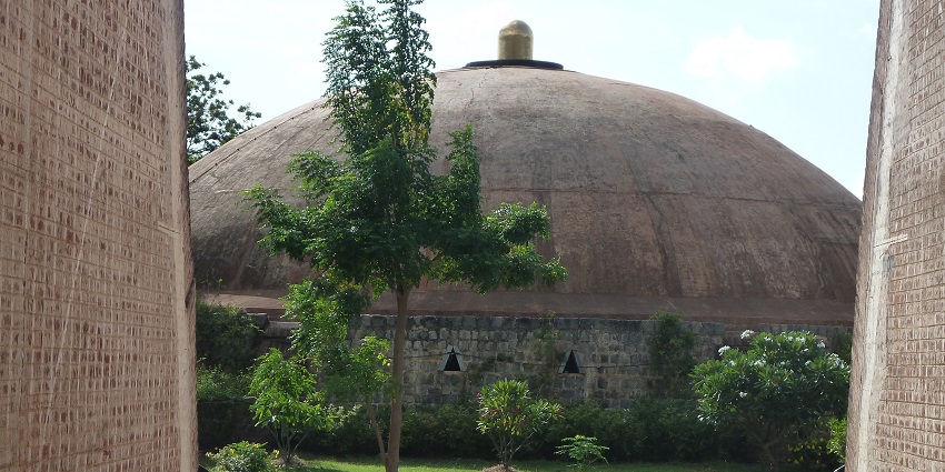 An image showing the dome of Dhyanalinga temple, a famous tourist destination near Maruthamalai temple.