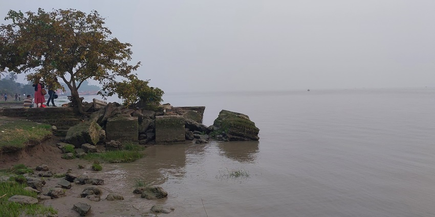 Ruins of Diamond Harbour Fort with views of the Hooghly River