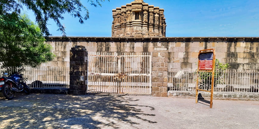 This Digambar Temple embodies Digambara sect.