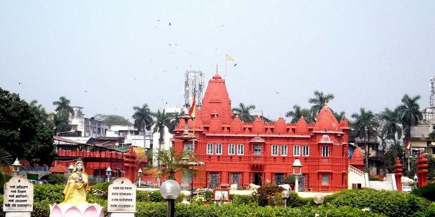 An image of Digambar Jain Temple in Bareilly surrounded by lush greenery and visitors.