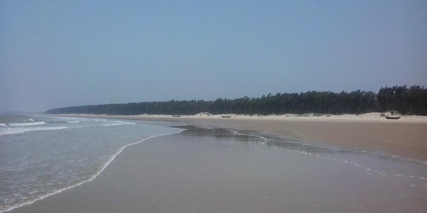 Scenic view of the Digha Beach, with the waves crashing on the sandy shores