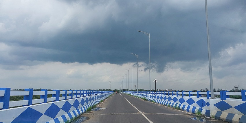 Beautiful clouds in the sky at this bridge, a witnessing thing to do in Digha