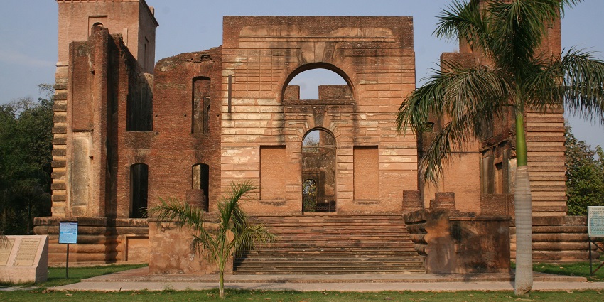 The spirits of soldiers roam this haunted place in Lucknow for travellers.