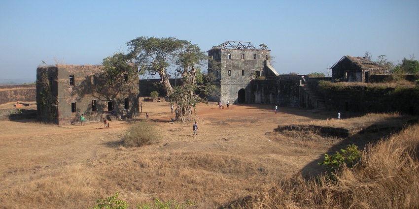Discovering Jaigad Fort, is among the best things to do in Ganpatipule offering panoramic views