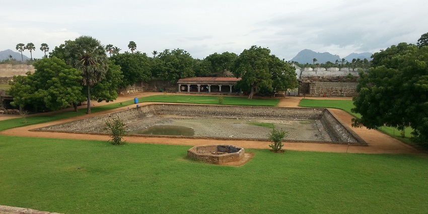 Vattakottai Fort, a popular place in Kanyakumari, features stone walls overlooking the sea.