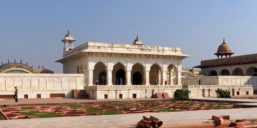An image of Diwan-i-Khas sitting corridors with a centrepiece featuring an inner courtyard.