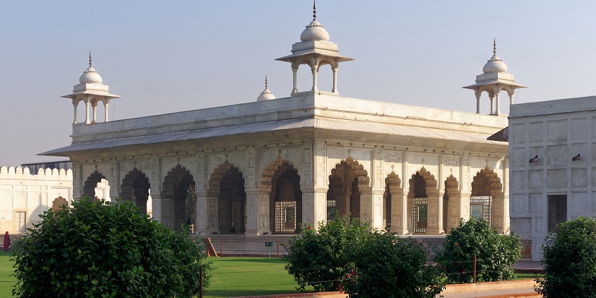 A picture of Diwan-i-Khas, a private hall for essential meetings in Fatehpur Sikri