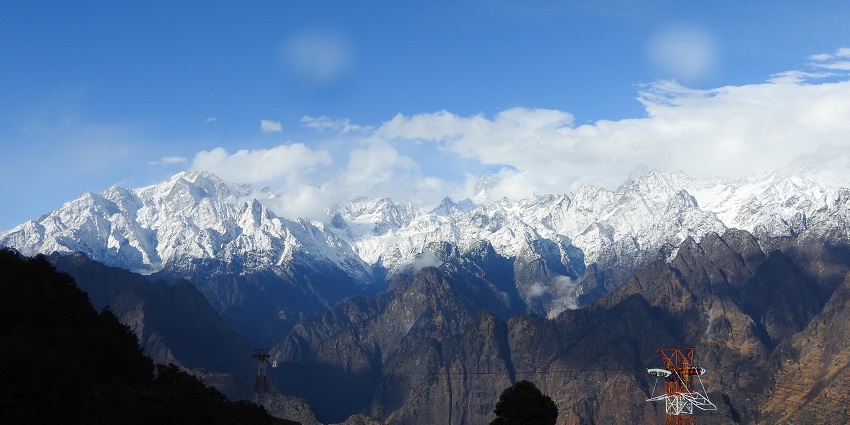 Trekking places in Mussoorie feature a lake amid amazing Himalayan landscapes.