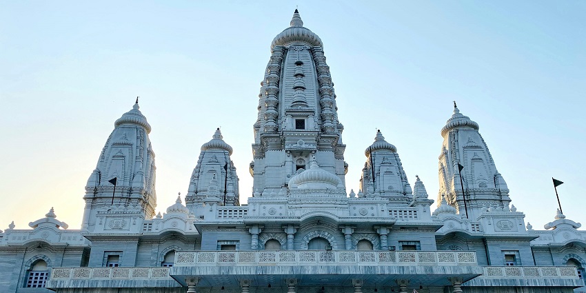 An image of Dwarkadheesh Temple with twin buttressed dwarfing towers on either side of the tall.