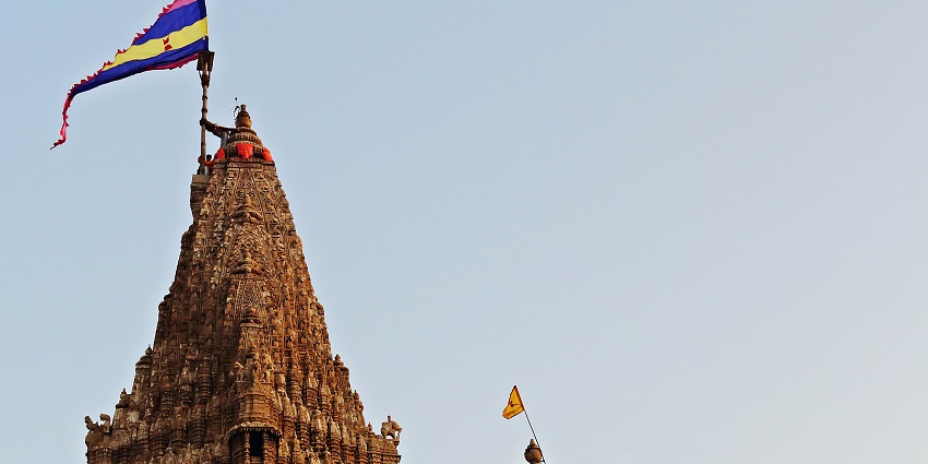 An image of Dwarkadhish Temple tower, a popular place near Gokul Temple in Dwarka.