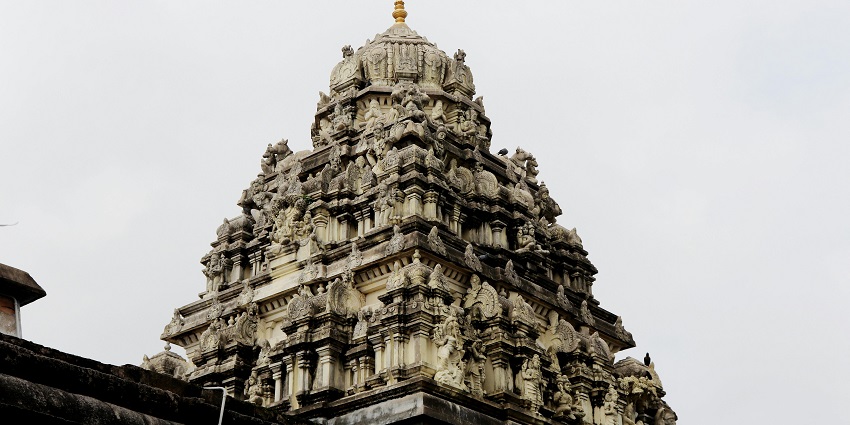 An image showing architecture of a temple similar to the Eachanari Vinayagar temple.