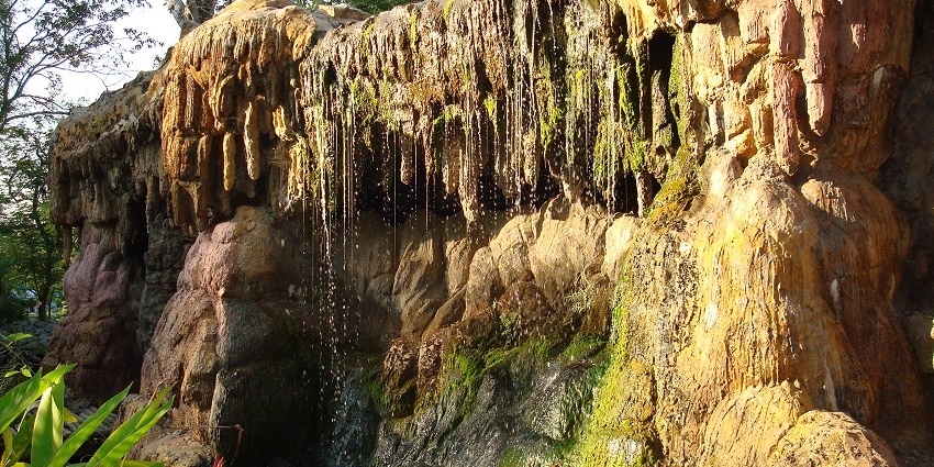 Family-friendly park with eco-friendly caves and adventure activities.